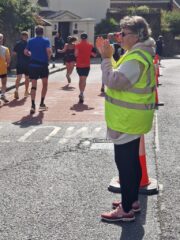 Robyn clapping the runners Robyn clapping the runners